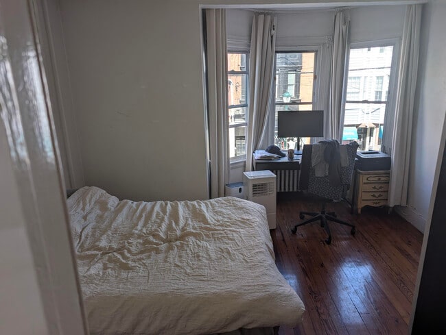 745 S 4th St, Unit 2nd floor in Philadelphia, PA - Building Photo - Building Photo