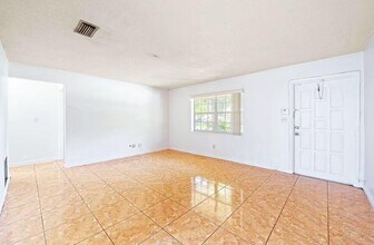 5749 Buchanan St in Hollywood, FL - Building Photo - Building Photo