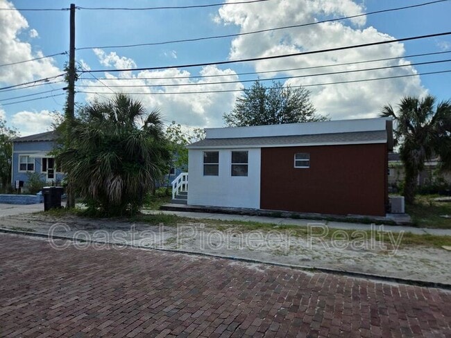 property at 606 Cross St