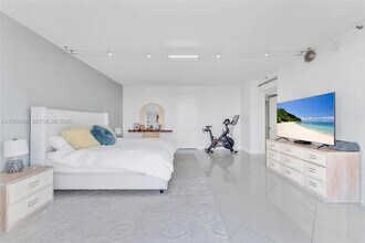 19500 Turnberry Way in Miami, FL - Building Photo - Building Photo