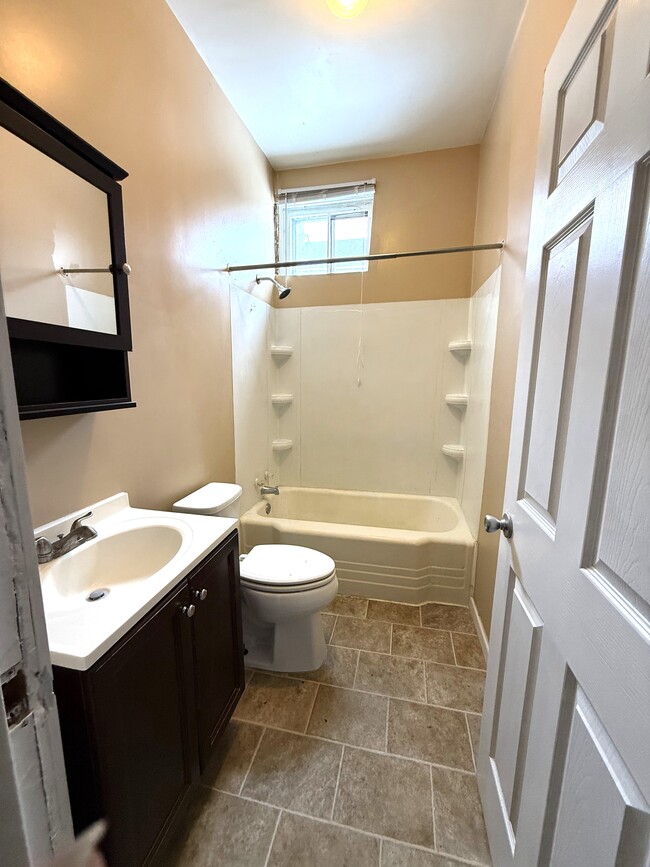 424 W 17th St, Unit 1 in Erie, PA - Foto de edificio - Building Photo