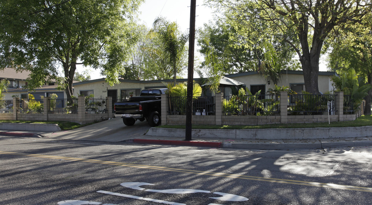 2002-2012 Santa Ana Ave in Costa Mesa, CA - Foto de edificio