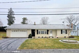 3 Hillcrest Ave in Leola, PA - Building Photo