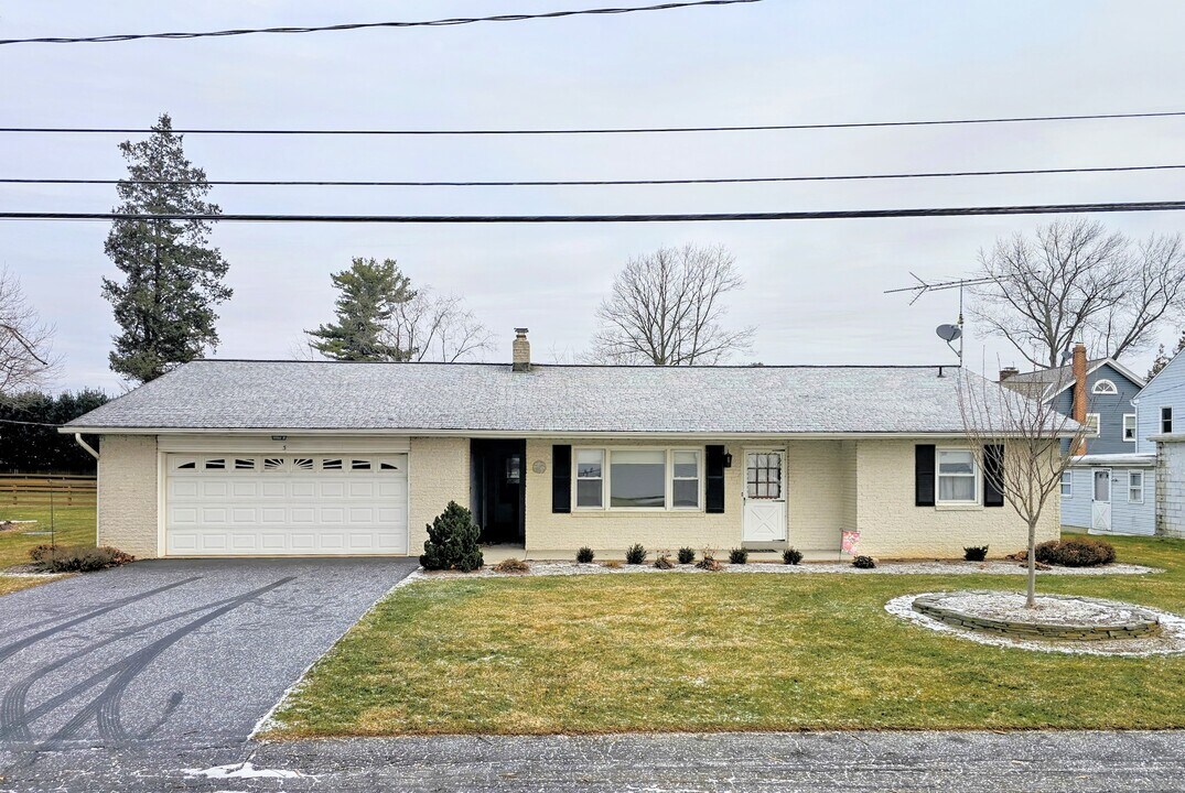 3 Hillcrest Ave in Leola, PA - Building Photo