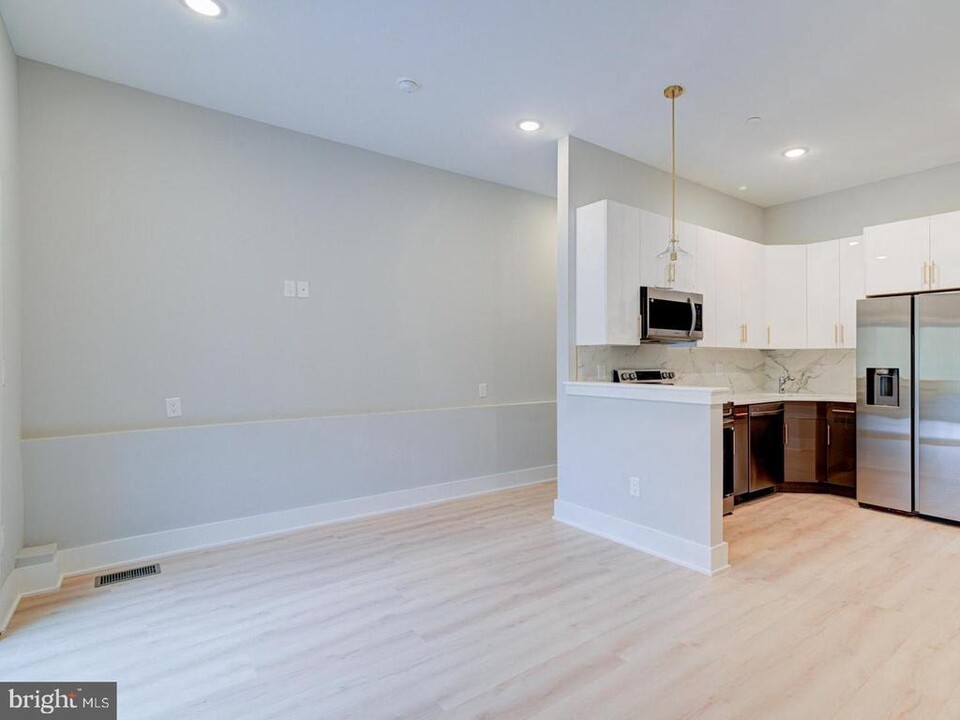 2421 Frankford Ave in Philadelphia, PA - Building Photo