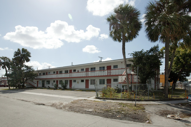 West End Apartments in Hialeah, FL - Foto de edificio - Building Photo