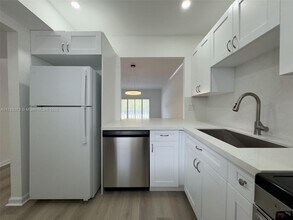 100 Edgewater Dr in Miami, FL - Foto de edificio - Building Photo