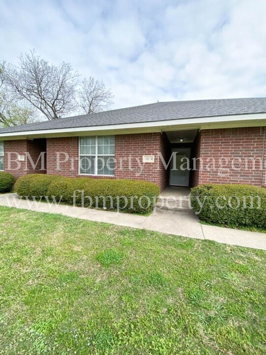 202 E Hinton St in Tioga, TX - Foto de edificio