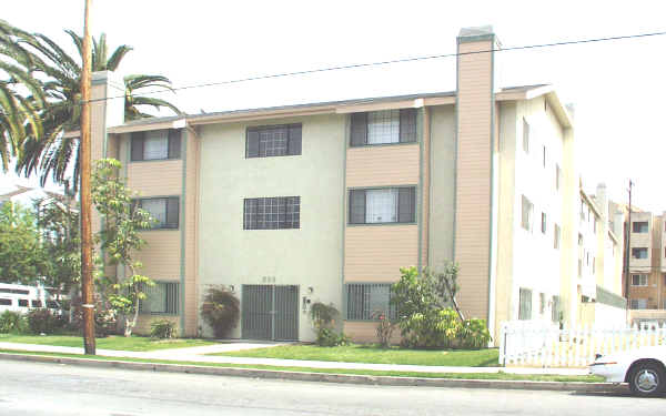 586 Daisy Ave in Long Beach, CA - Foto de edificio - Building Photo