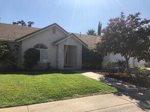 3948 Eagle Pkwy in Redding, CA - Building Photo - Building Photo