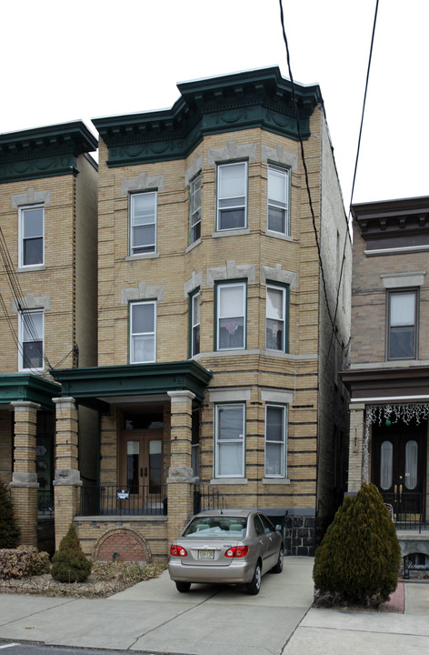 136 Highpoint Ave in Weehawken, NJ - Foto de edificio