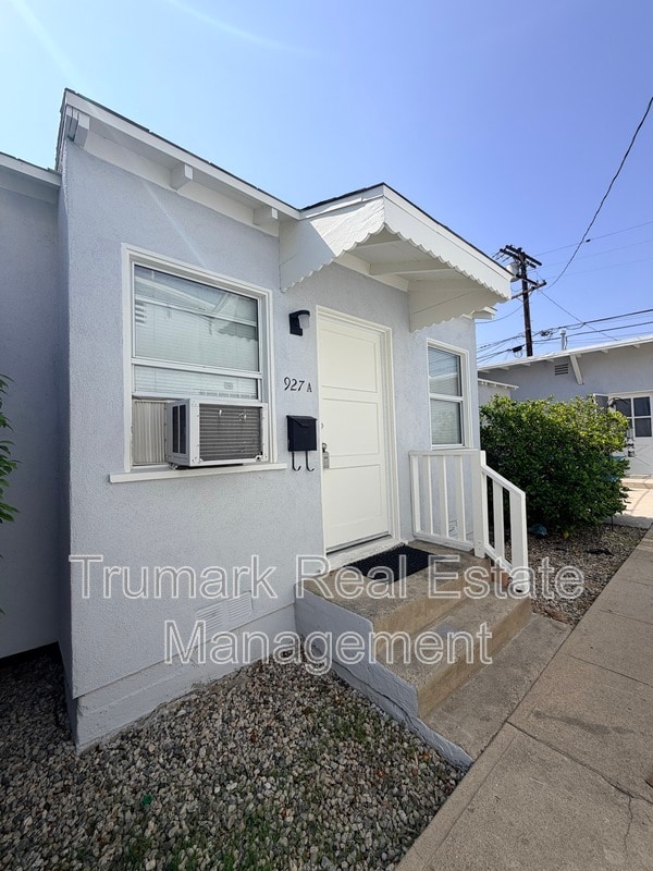 property at 927 E Lexington Dr