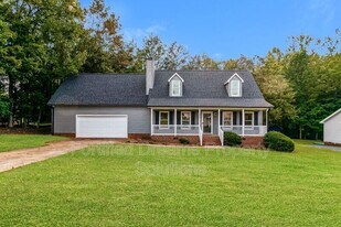 814 N Greenbriar St in Liberty, NC - Building Photo