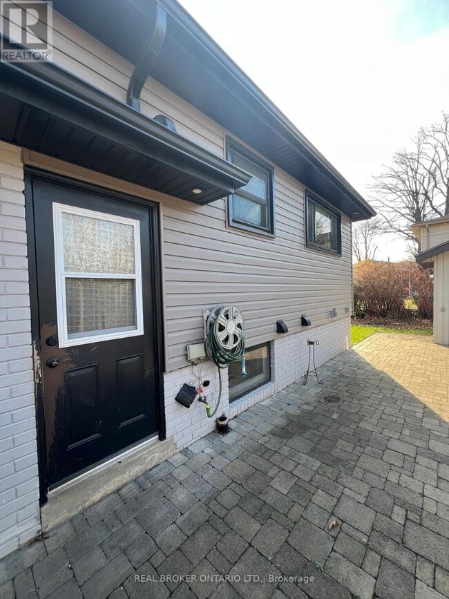 5285 Woodhaven Ct in Burlington, ON - Building Photo - Building Photo