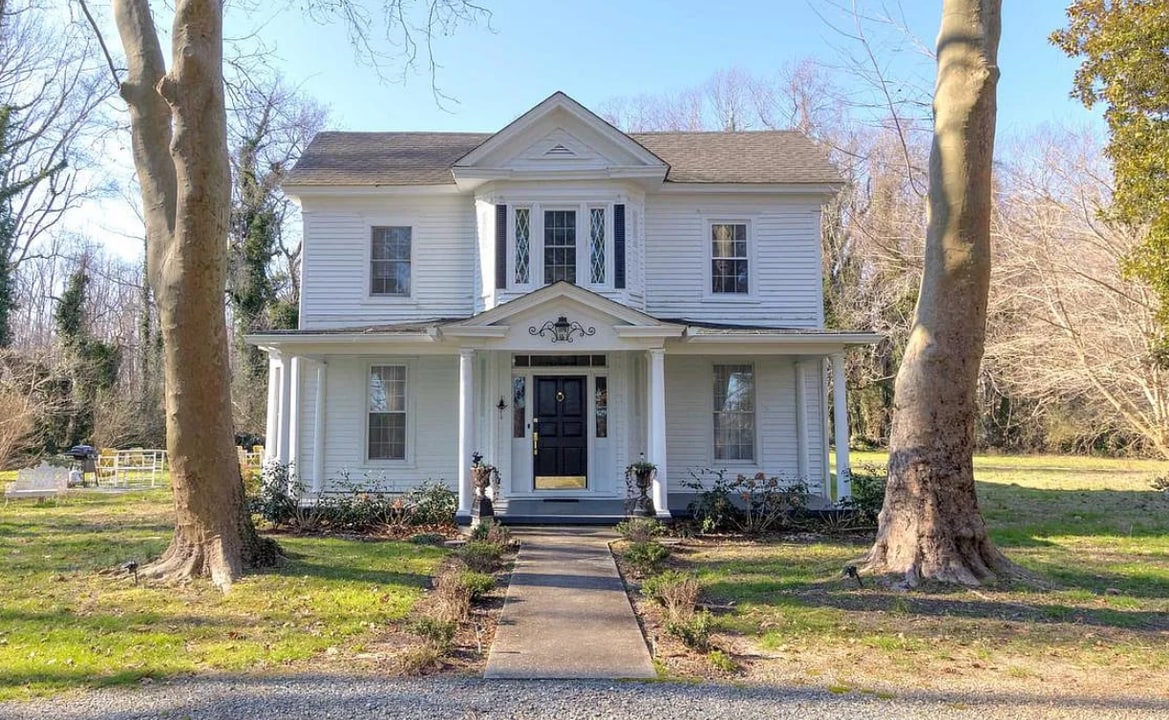 3952 Irvington Rd in Irvington, VA - Building Photo