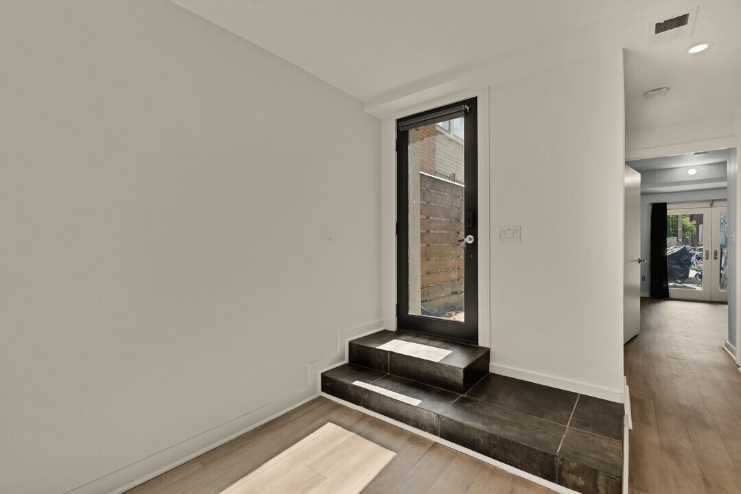 1716 Kenyon St NW in Washington, DC - Foto de edificio