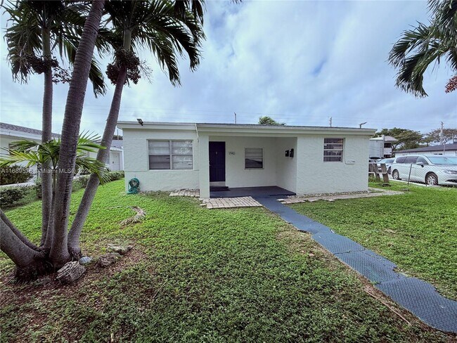 1940 NE 172nd St-Unit -1940 in North Miami Beach, FL - Foto de edificio - Building Photo