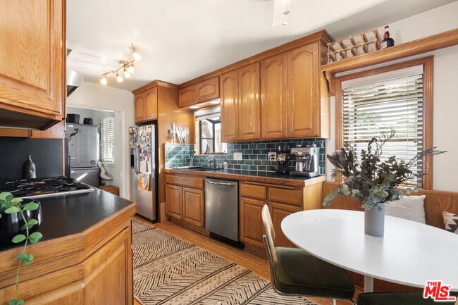 3972 Keeshen Dr in Los Angeles, CA - Building Photo - Building Photo