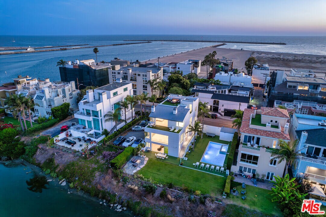 5418 Pacific Ave in Marina Del Rey, CA - Foto de edificio