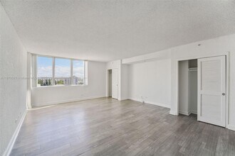 1500 Bay Rd, Unit S-1084 in Miami Beach, FL - Building Photo - Building Photo