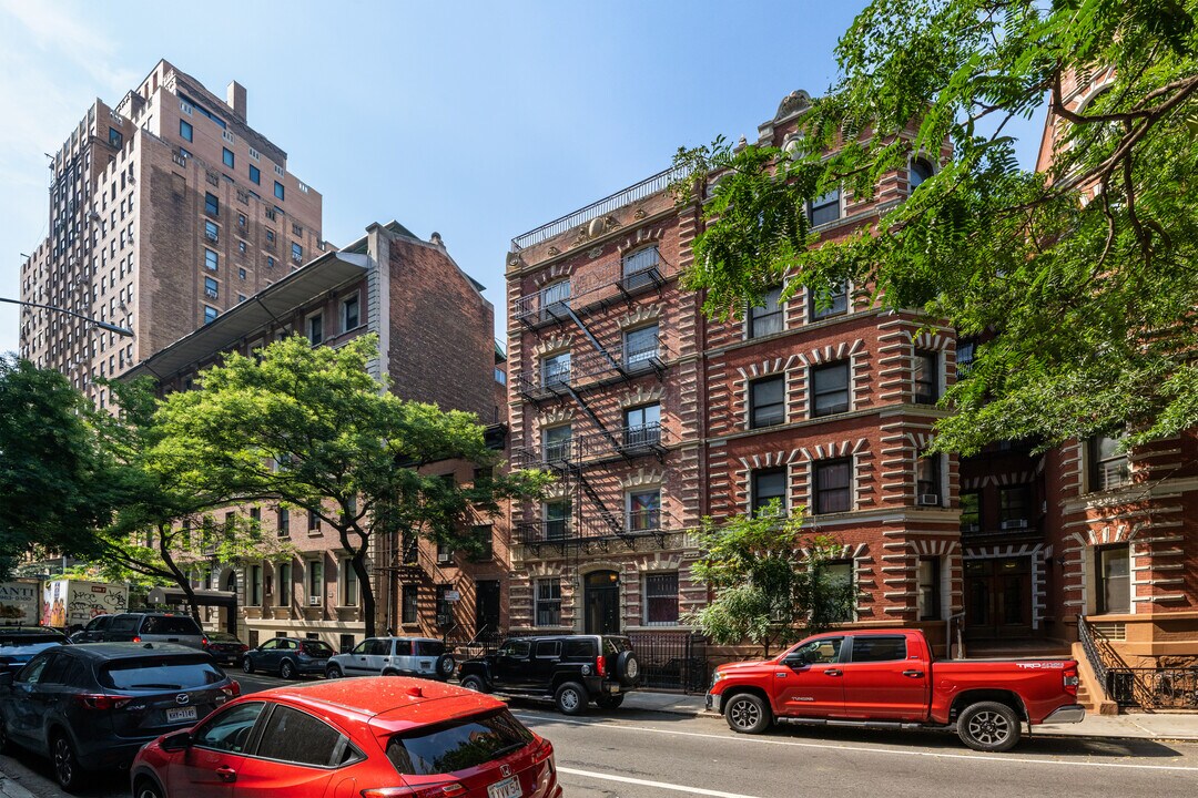 214 W 16th St in New York, NY - Building Photo