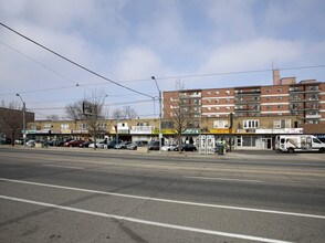 3262-3302 W Lake Shore Blvd in Toronto, ON - Building Photo - Building Photo