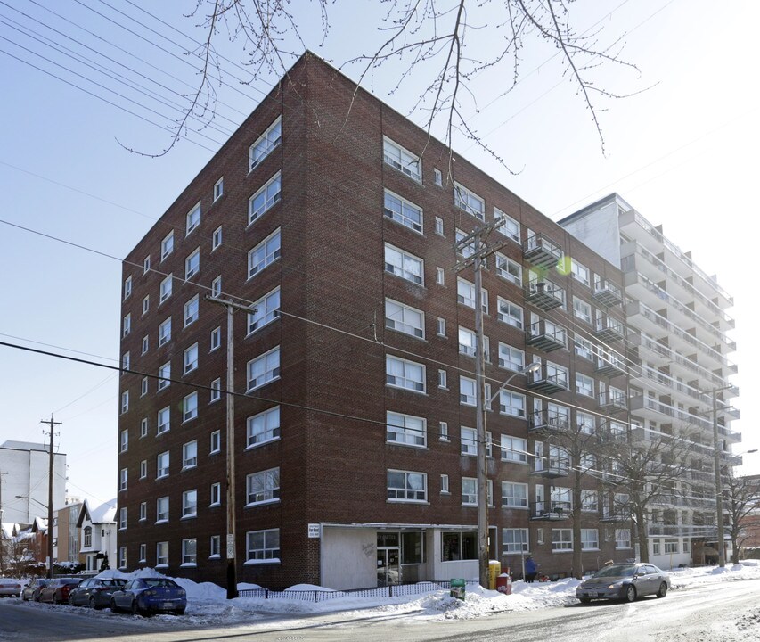 Sadler's Court Apartments in Ottawa, ON - Building Photo