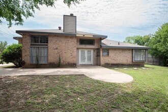 1355 Glencliff Cir in Dallas, TX - Building Photo - Building Photo