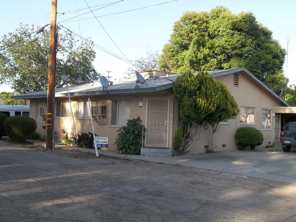 1003 E El Monte Way in Dinuba, CA - Building Photo