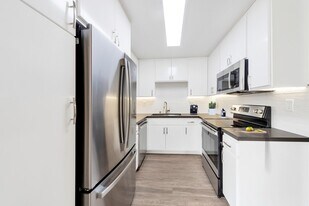 Oasis Apartments in Burbank, CA - Building Photo