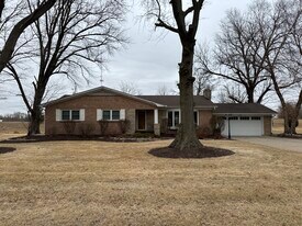 233 Manor Dr in Riverdale, IA - Building Photo