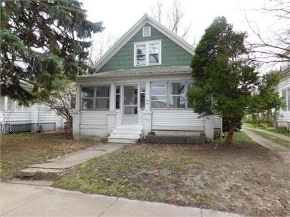 401 1/2 W Vine St in Champaign, IL - Building Photo