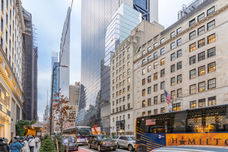 7 W 57th St in New York, NY - Building Photo - Building Photo