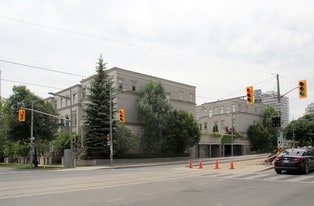 260 Russell Hill Rd in Toronto, ON - Building Photo