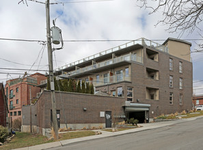 1725-1737 Kingston Rd in Toronto, ON - Building Photo - Building Photo