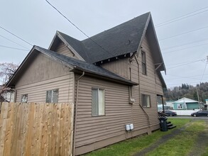 2428 Pacific Ave in Hoquiam, WA - Building Photo - Building Photo