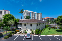 Southwind of Marco Island in Marco Island, FL - Foto de edificio - Building Photo