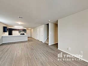 2415 Marbach Woods in San Antonio, TX - Foto de edificio - Building Photo