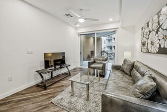 375 Camino De La Reina in San Diego, CA - Building Photo - Building Photo