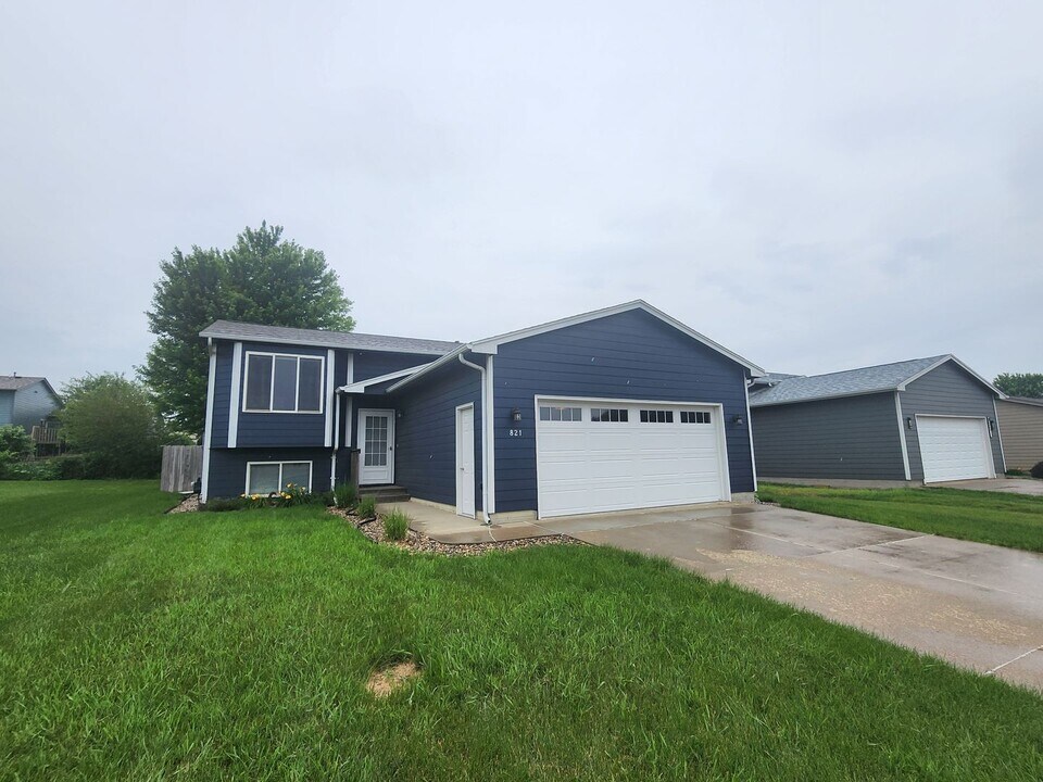 821 S Whitewood Ave in Sioux Falls, SD - Building Photo
