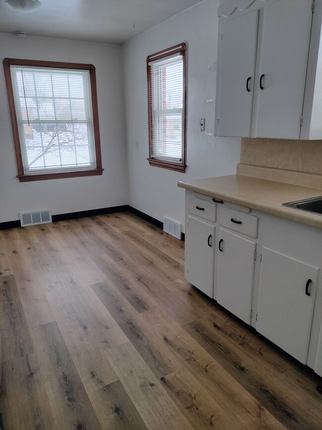 8306 Essen Ave, Unit Unit 1 (Lower) in Parma, OH - Foto de edificio - Building Photo