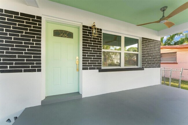2325 Highland St S in St. Petersburg, FL - Building Photo - Building Photo