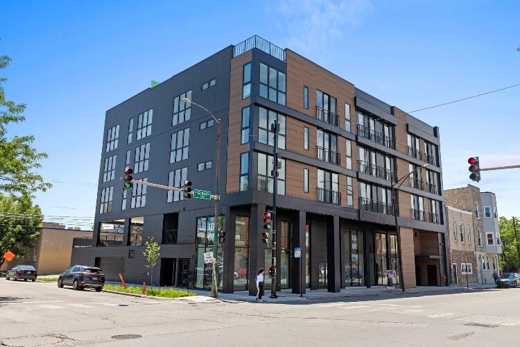1801 W Grand Ave in Chicago, IL - Building Photo