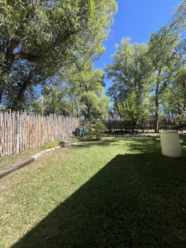 507 Upper Ranchitos Rd in Taos, NM - Foto de edificio - Building Photo