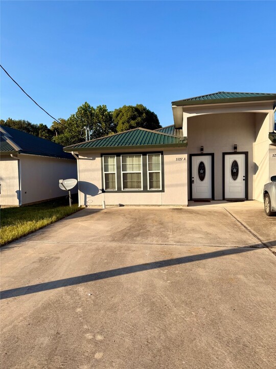 3727 Putnam Dr in Bacliff, TX - Building Photo