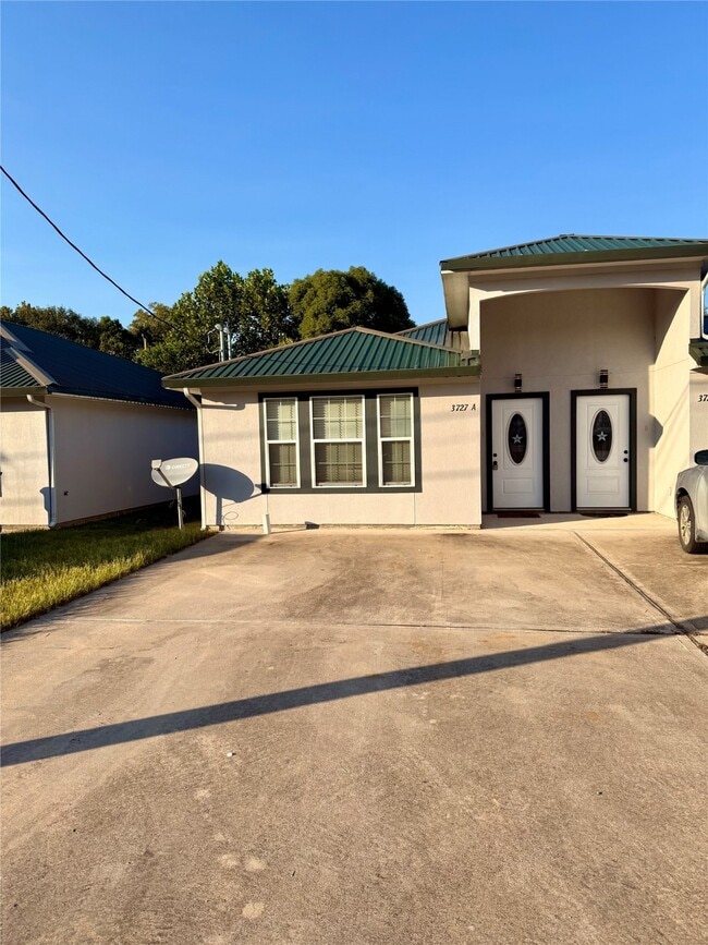 property at 3727 Putnam Dr