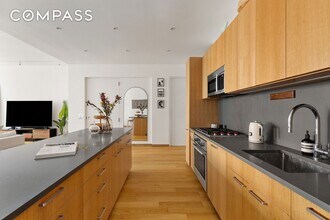 68 Spring St in New York, NY - Building Photo - Building Photo