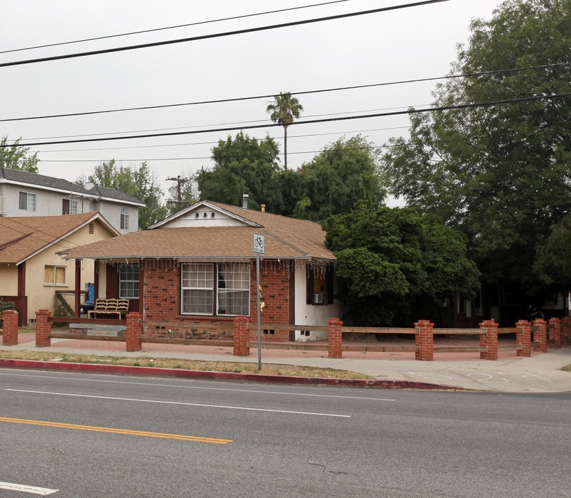 6513 Woodley Ave in Van Nuys, CA - Building Photo