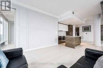 488 University Ave in Toronto, ON - Building Photo - Building Photo