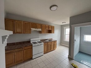 1057 Lafayette St, Unit 2-3 in Elizabeth, NJ - Foto de edificio - Building Photo